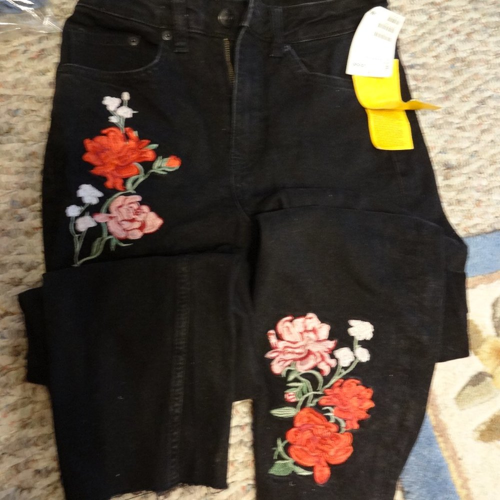 H&M black denim jeans red roses booty fit size 4